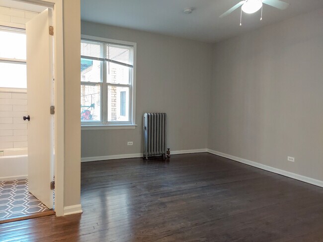 Building Photo - 912 W Dakin St