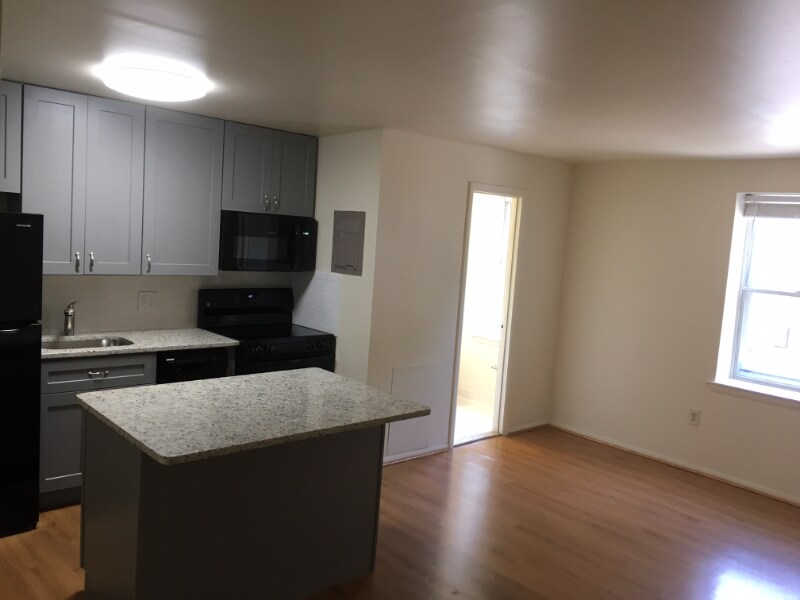Primary Photo - 15 E Read St