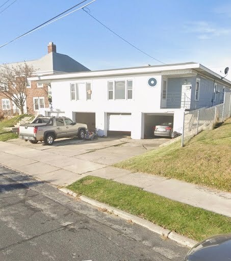 Building Photo - 412 N Lake St
