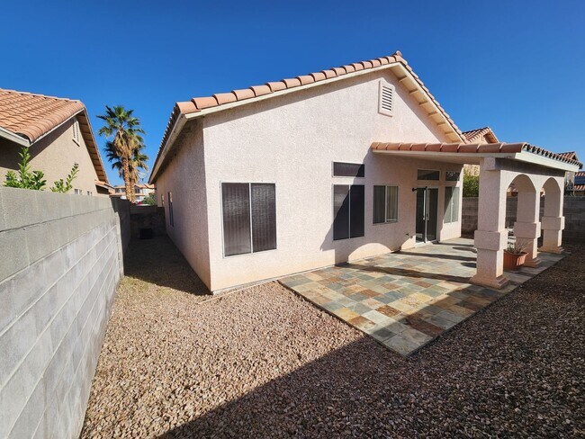 Foto del edificio - Cozy 3Bed/2Bath/2Car Residence located in North Las Vegas!