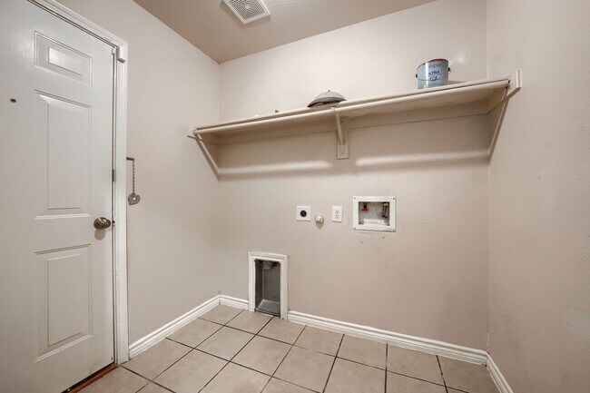 Foto del edificio - Stunning 5-Bedroom Home with Spacious Back...
