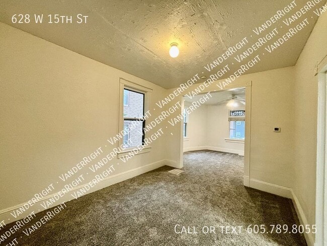 Building Photo - 628 W 15th St