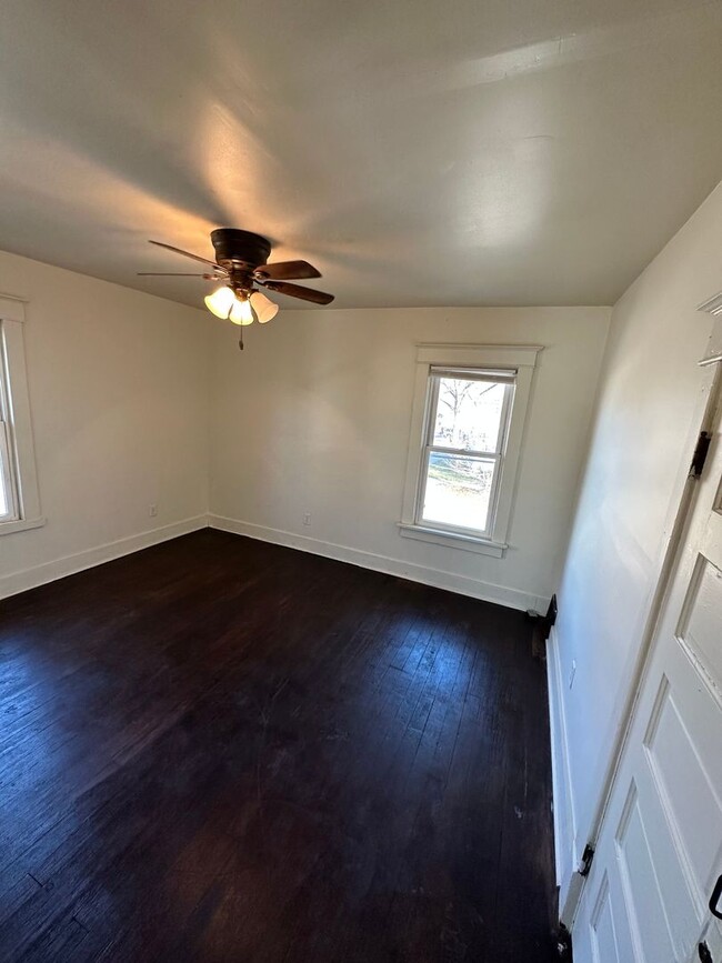 Building Photo - 3BD/1BA TWO-STORY HOME
