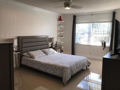 Foto del edificio - 472 N Laurel Dr