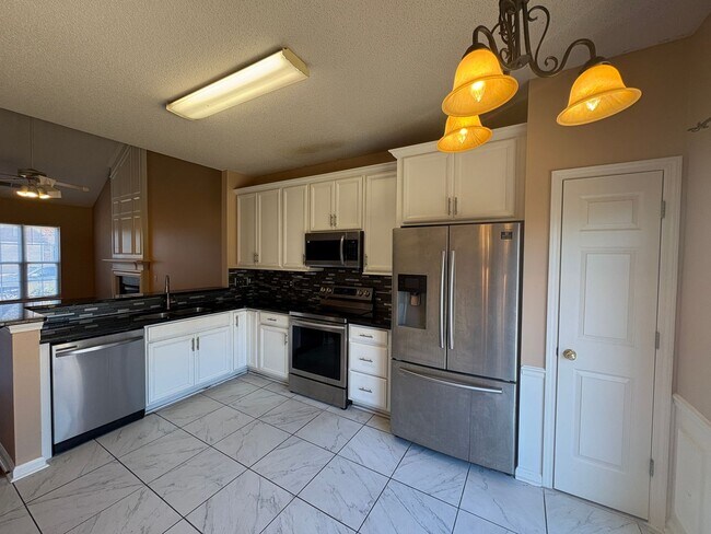 Foto del edificio - 3/2.5 Townhome Available Now!