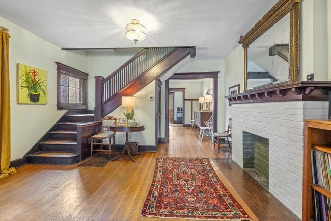 Building Photo - 963 Woodruff Pl W Dr