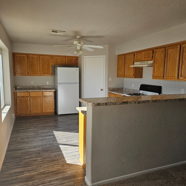 Building Photo - Solar home for Rent!