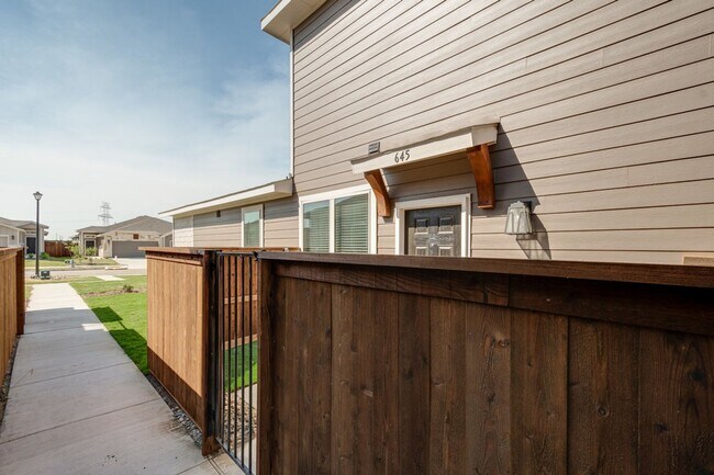 Foto del edificio - AVAILABLE NOW! GORGEOUS 2 BEDROOM FOUR PLE...