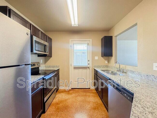 Building Photo - 1009B San Saba Ct