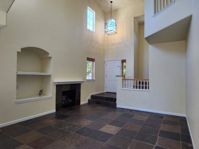 Building Photo - Beautiful 3 bedroom, 2.5 bath two story home