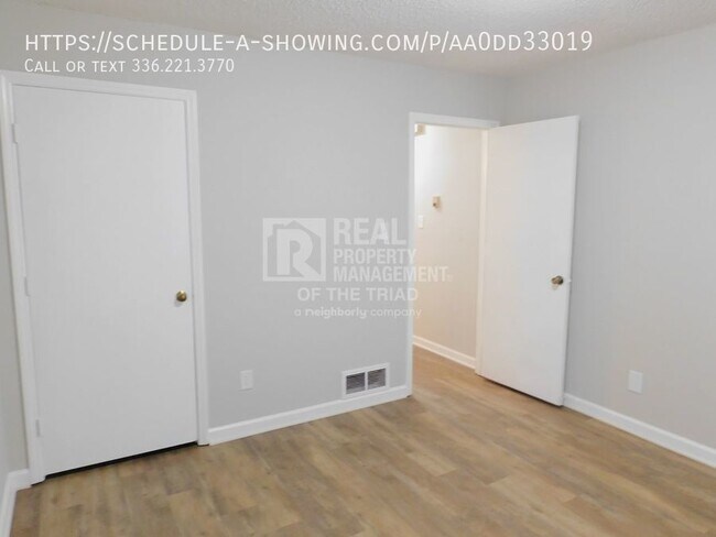 Building Photo - Updated 2BR/1BA Apartment in Greensboro!