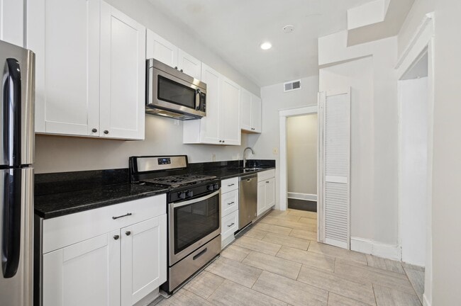 Building Photo - 2431 Linden Ave