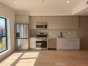 Building Photo - 904 S New Hampshire Ave