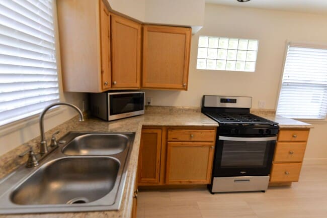 Building Photo - Single Family Home-Prime Location! Washer/...