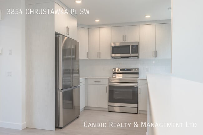 Building Photo - ABOVE GARAGE GARDEN SUITE IN CHAPPELLE