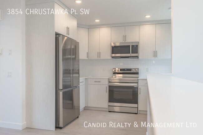 Photo du bâtiment - ABOVE GARAGE GARDEN SUITE IN CHAPPELLE