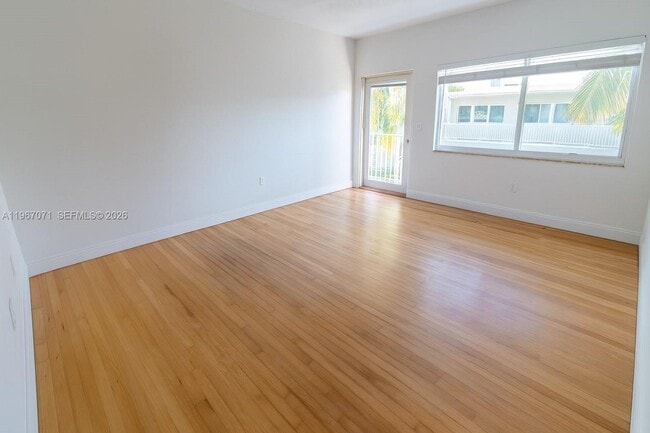 Foto del edificio - 7207 Bay Dr