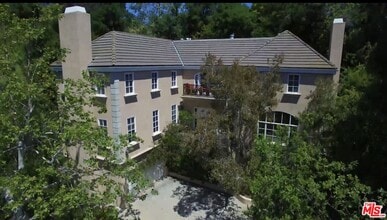 Building Photo - 898 N Bundy Dr