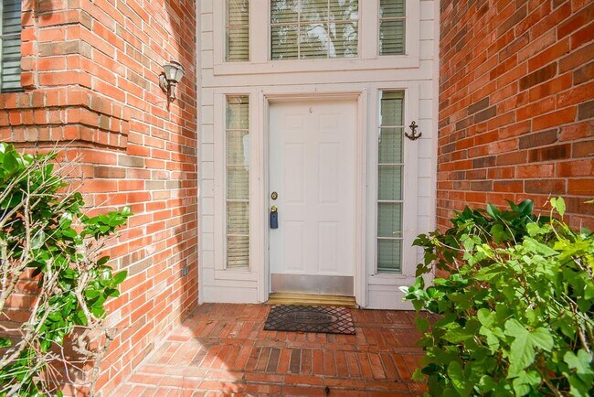 Foto del edificio - 1833 Branch Hill Dr
