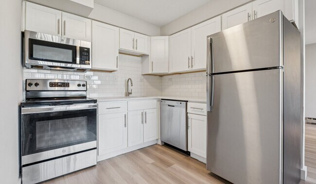 Cocinas modernas con electrodomésticos de acero inoxidable - Vista Apartment Homes