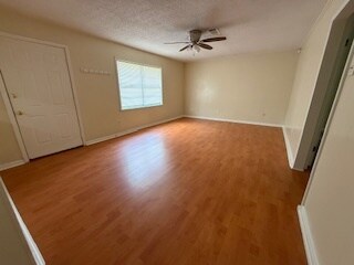 Foto del edificio - 42099 Garden Dr