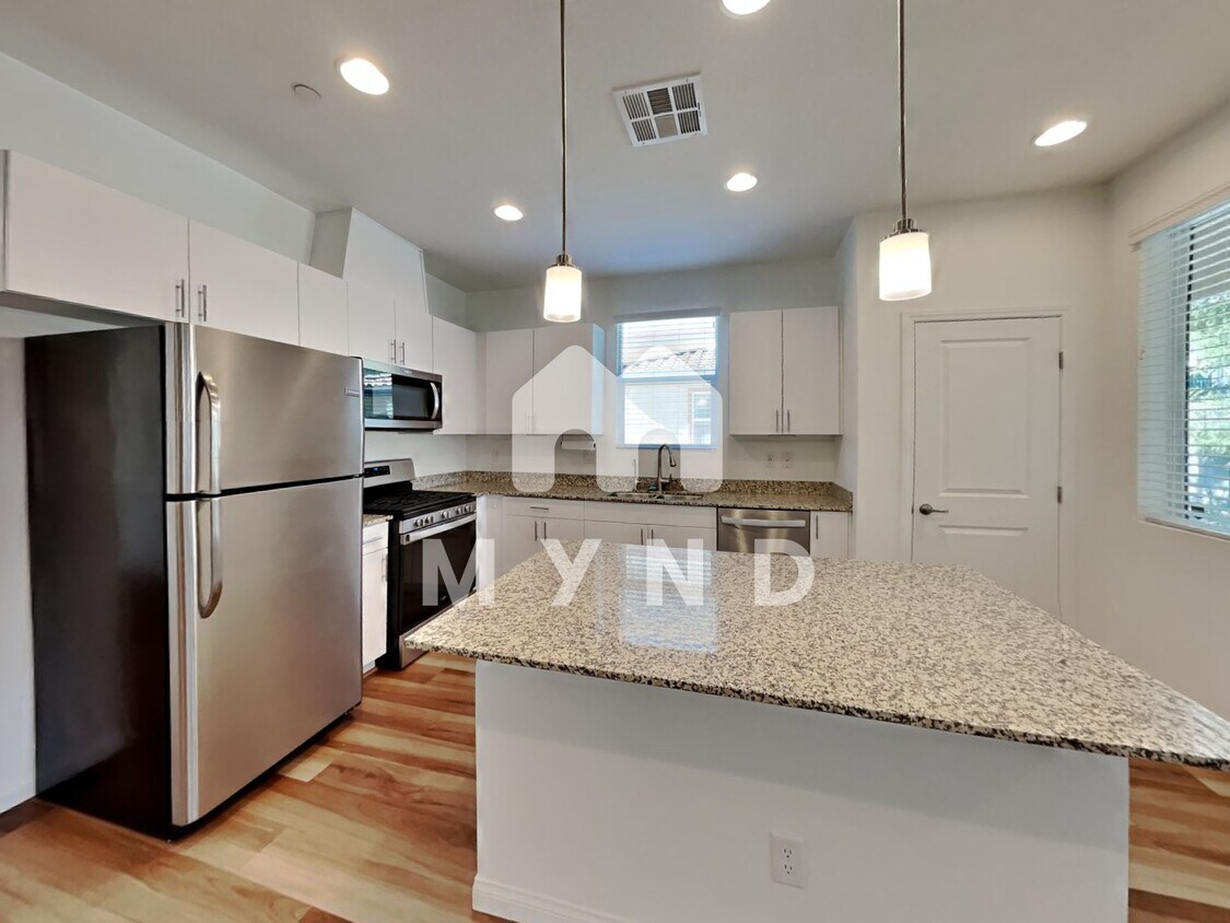 Foto principal - 1041 Via Lombardi Ave