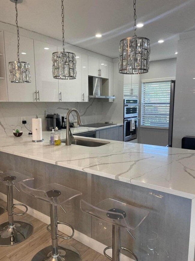 Building Photo - 9299 Vista Del Lago