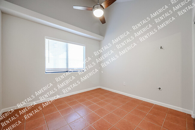 Foto del edificio - A Must See!! 2 bedroom, 2 bath with den!