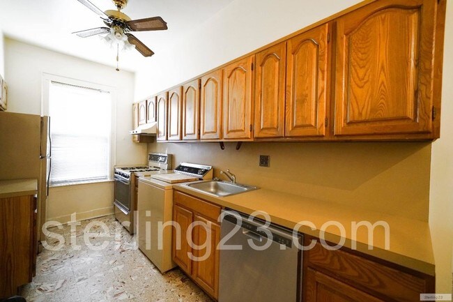 Building Photo - 2414 Crescent St