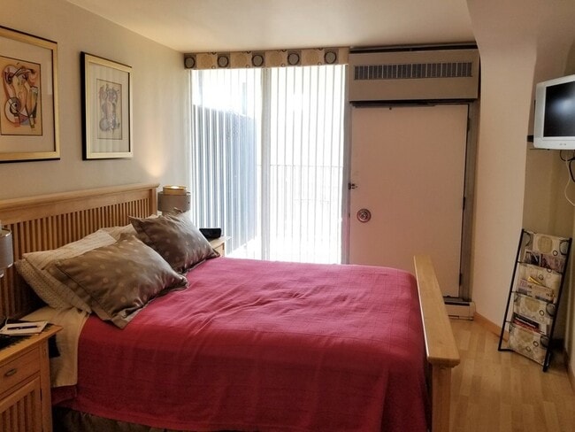 Building Photo - 300 N State St