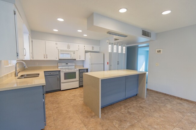 Foto del edificio - 5 bed 2 bath home minutes away from Old To...