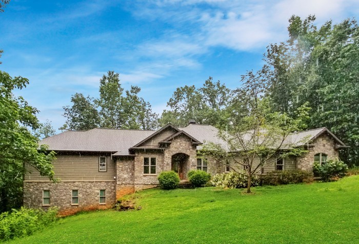 Primary Photo - Beautiful home in Valley View with 4BR/4.5BA
