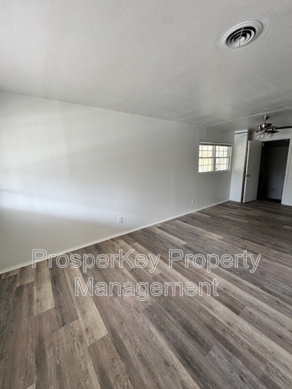 Foto del edificio - 4704 Estonia St