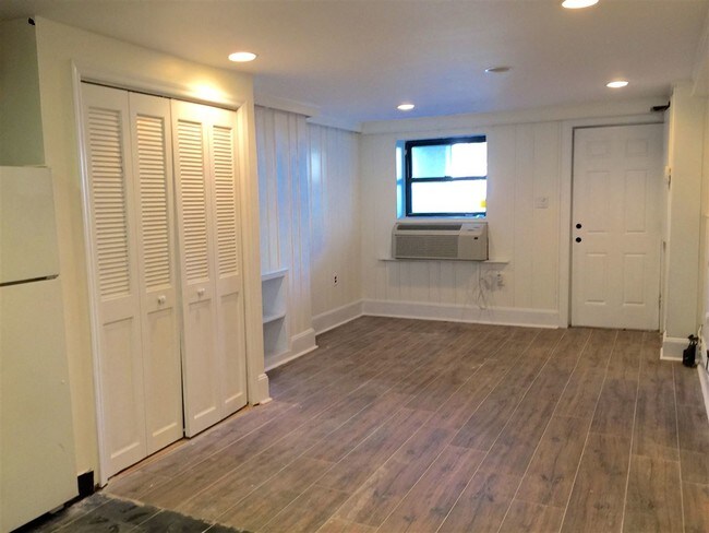 Building Photo - 21 Zabriskie St