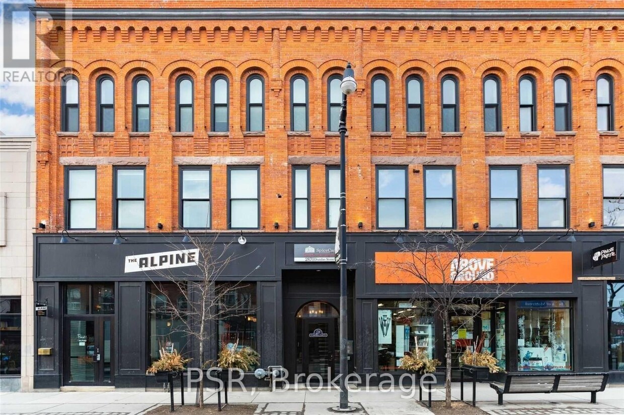 Primary Photo - 2870-2870 Dundas St W