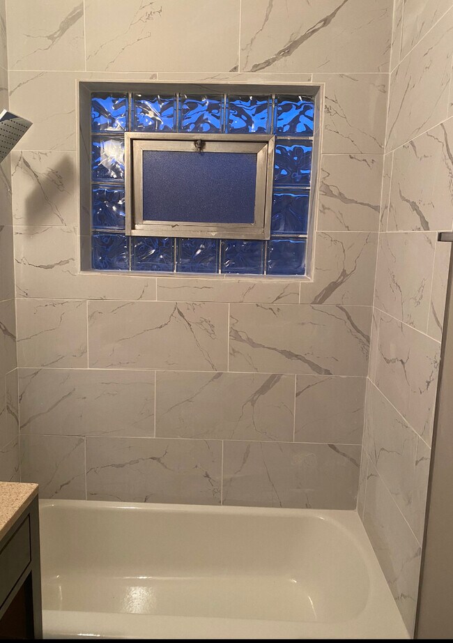 Foto del edificio - 727 E 155th Ct