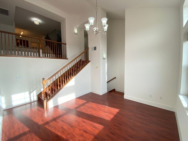 Building Photo - Advent - Large & Spacious Three Bedroom W/...
