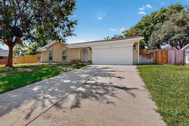 Building Photo - 903 Ravenswood Dr