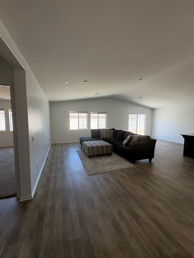 Foto del edificio - Beautiful Newly Built Single-Family Home-Hemet!