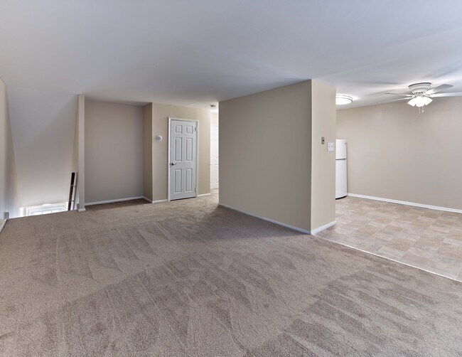 Espacio de estar y comedor de concepto abierto con distribución flexible en Maple Terrace Apartments en Maple Shade, NJ - Maple Terrace