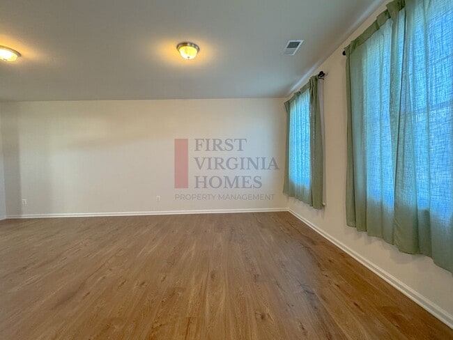 Building Photo - Two story townhouse w/ 3 bedrooms,2.5 baths