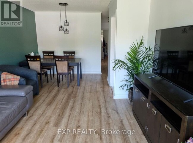 Photo du bâtiment - 256 Silverbirch Dr