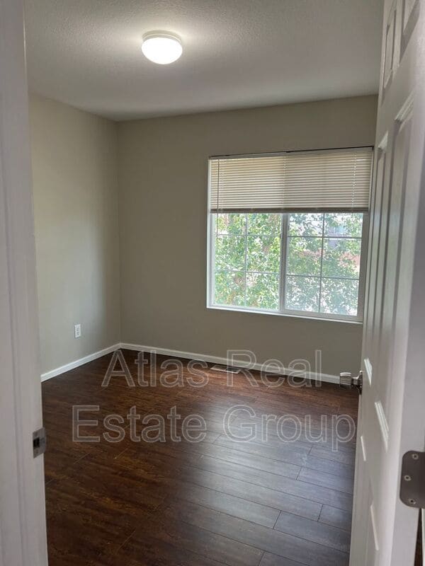 Building Photo - 5563 Ensenada St