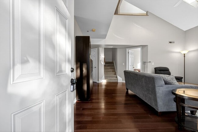 Foto del edificio - Creekside 1st floor unit Showing Saturday 1/31 10am-10:15am