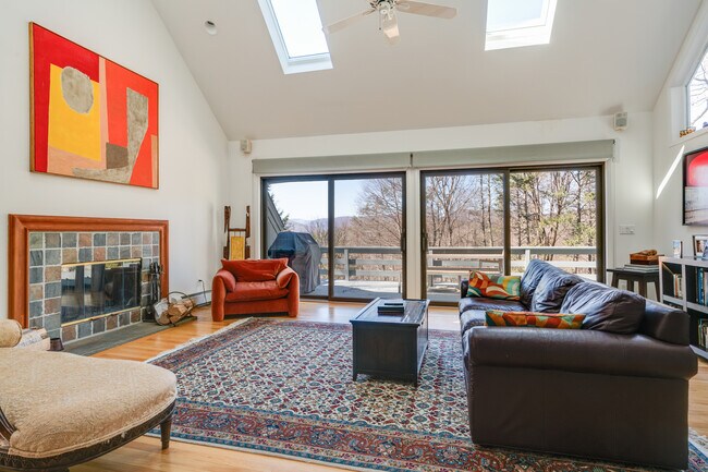 Foto del edificio - 74 Mt Guardian Rd