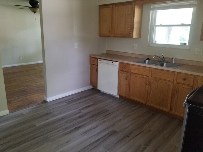Foto del edificio - 6149 E 13th Street