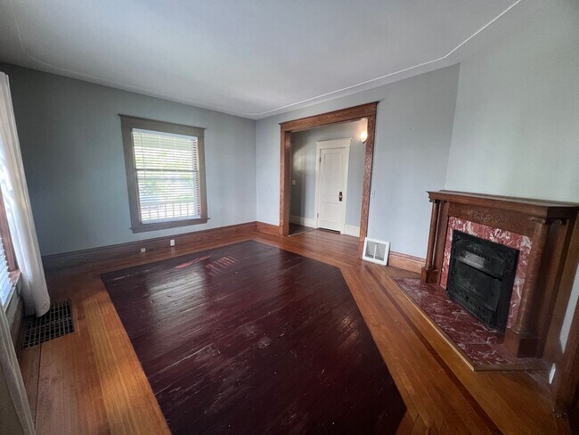 Building Photo - Adorable One Bedroom, Downtown GR!