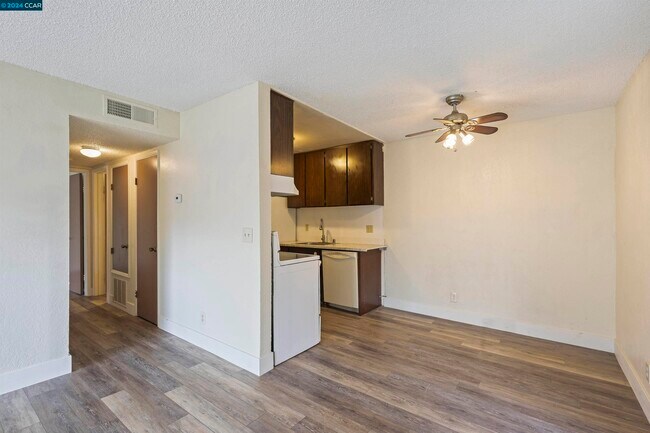 Building Photo - 5317 Ridgeview Cir