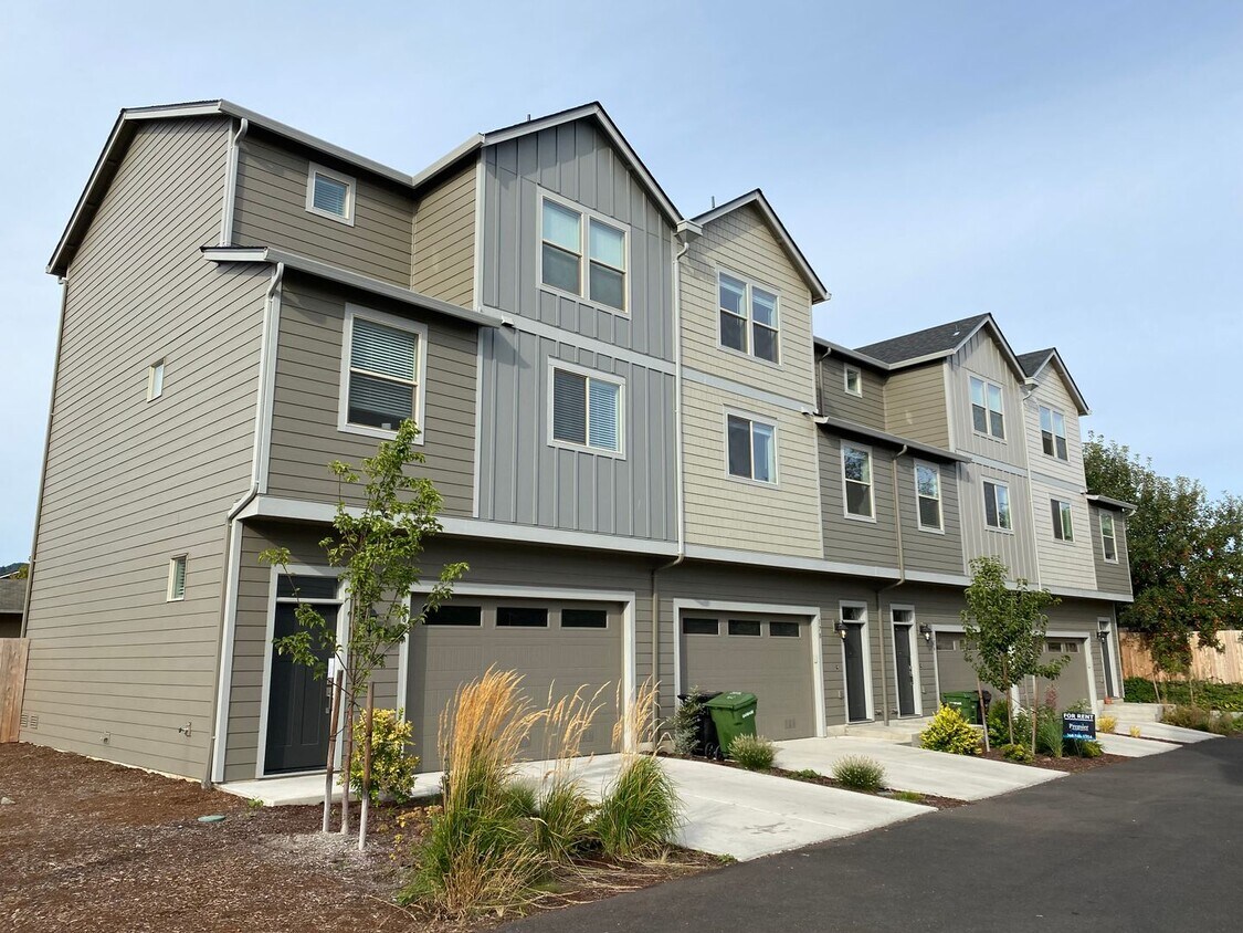 Primary Photo - Like New Woodland Townhome for Lease - 180...