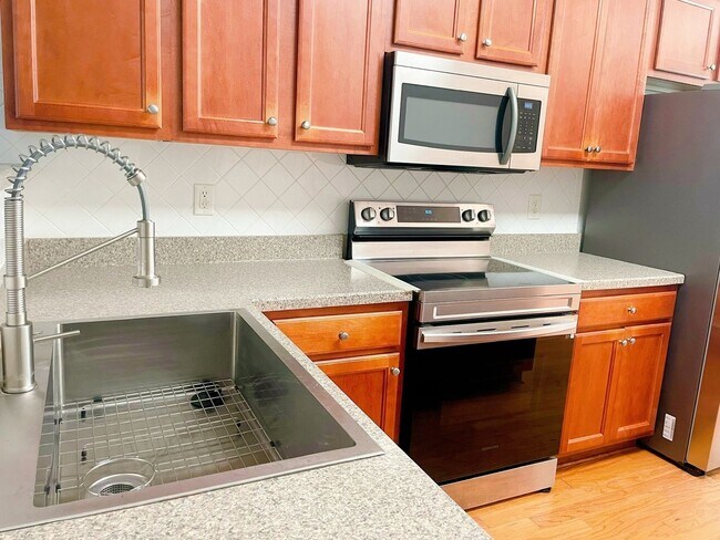 Building Photo - Charming 3BR Townhouse in Lawrenceville